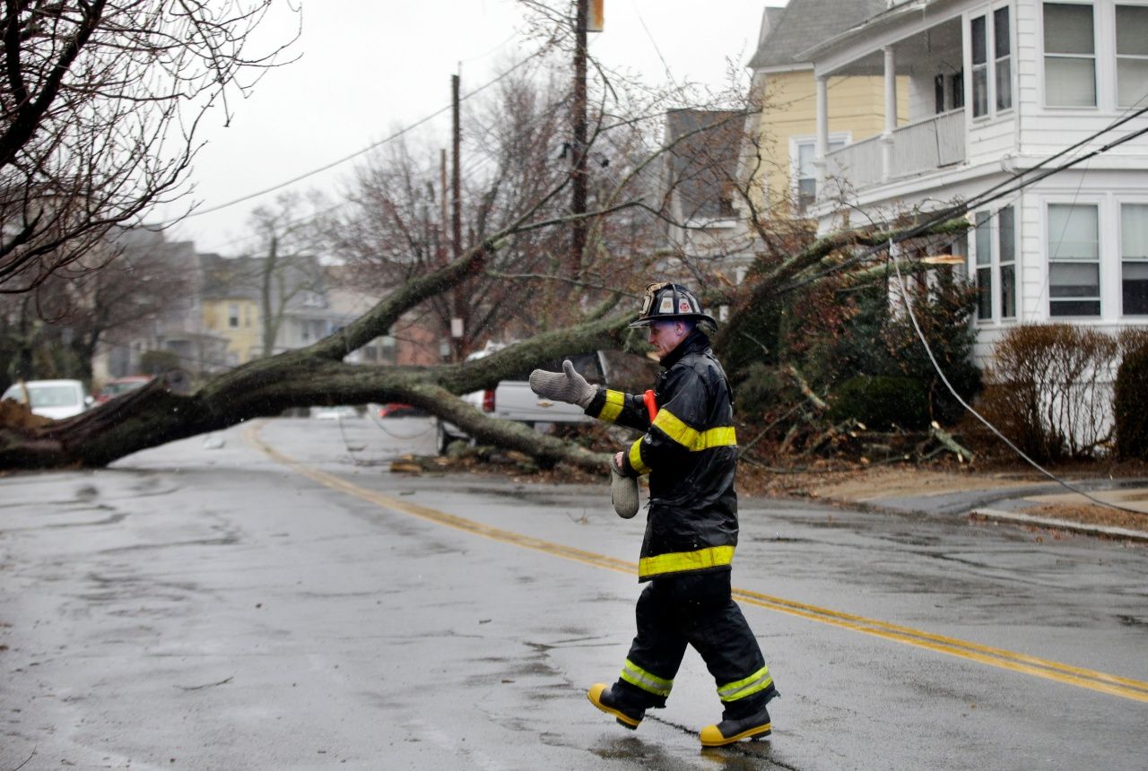ต้นไม้ล้มกีดขวางถนนในเมือง สแวมป์สกอตต์ รัฐแมสซาชูเซตส์