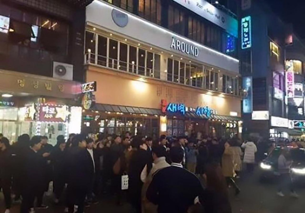 ผู้คนจำนวนมากยืนดู 'หนังสด'