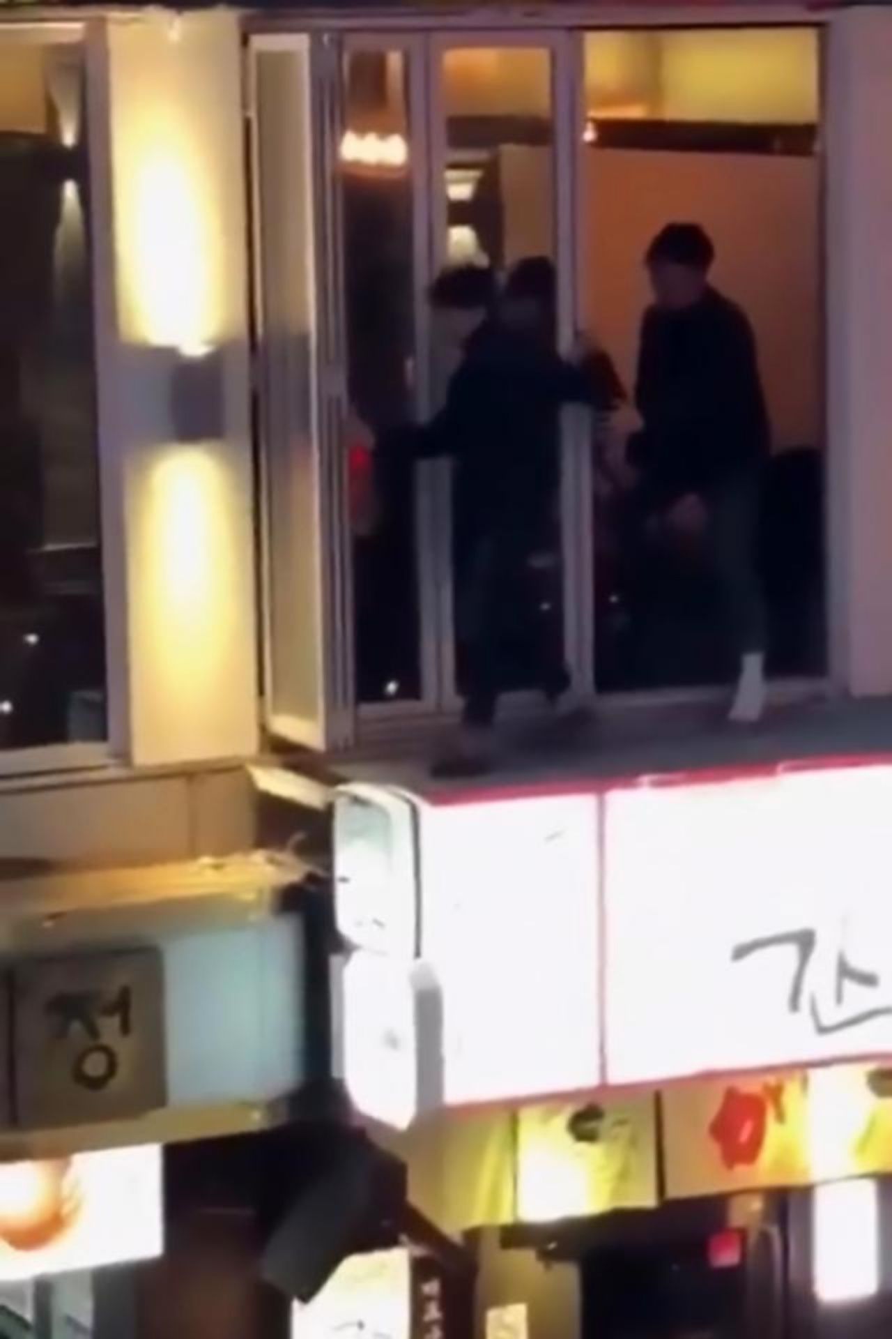 บางคนถึงกับปีนตึกดู