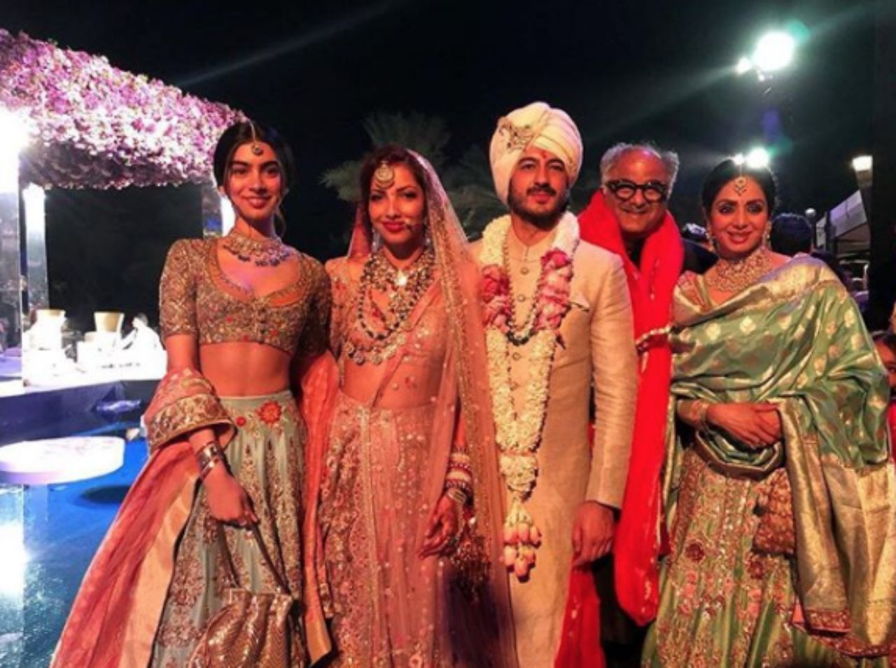 ศรีเทวี พร้อมทั้งสามี และลูกสาวคนเล็ก ถ่ายรูปในงานแต่งงานของหลานชายกับเจ้าสาว ที่ดูไบ