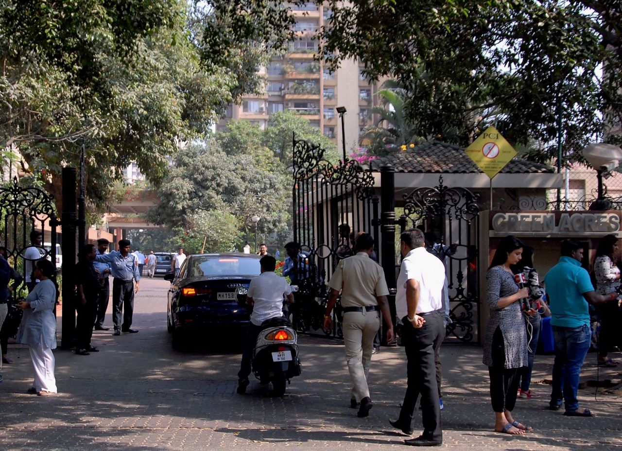 ผู้คนมาชุมนุมที่หน้าบ้านพัก ศรีเทวี ที่มุมไบ หลังทราบข่าวซุปเปอร์สตาร์หญิงคนดังจากไปอย่างกะทันหัน
