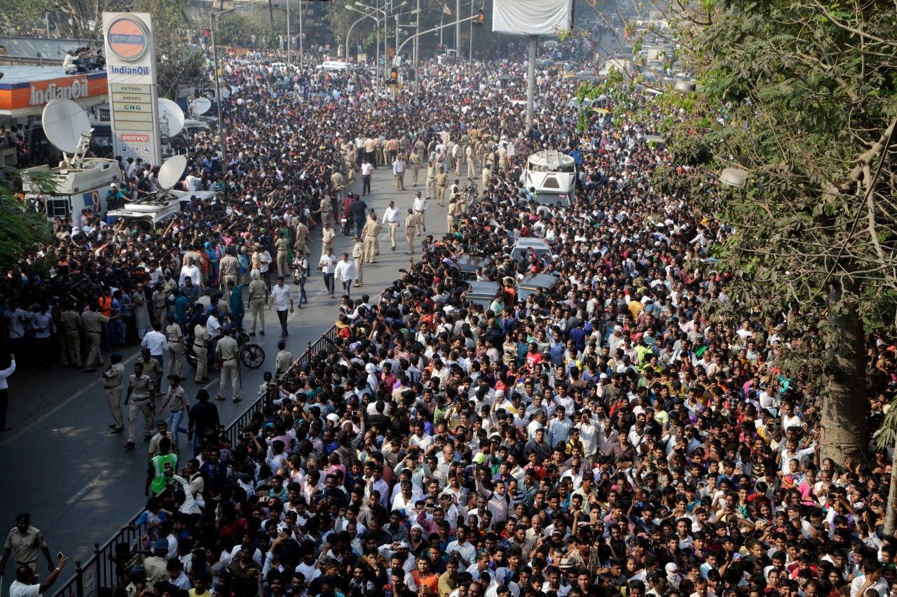 ชาวอินเดียนับหมื่นมาร่วมพิธีศพของศรีเทวี