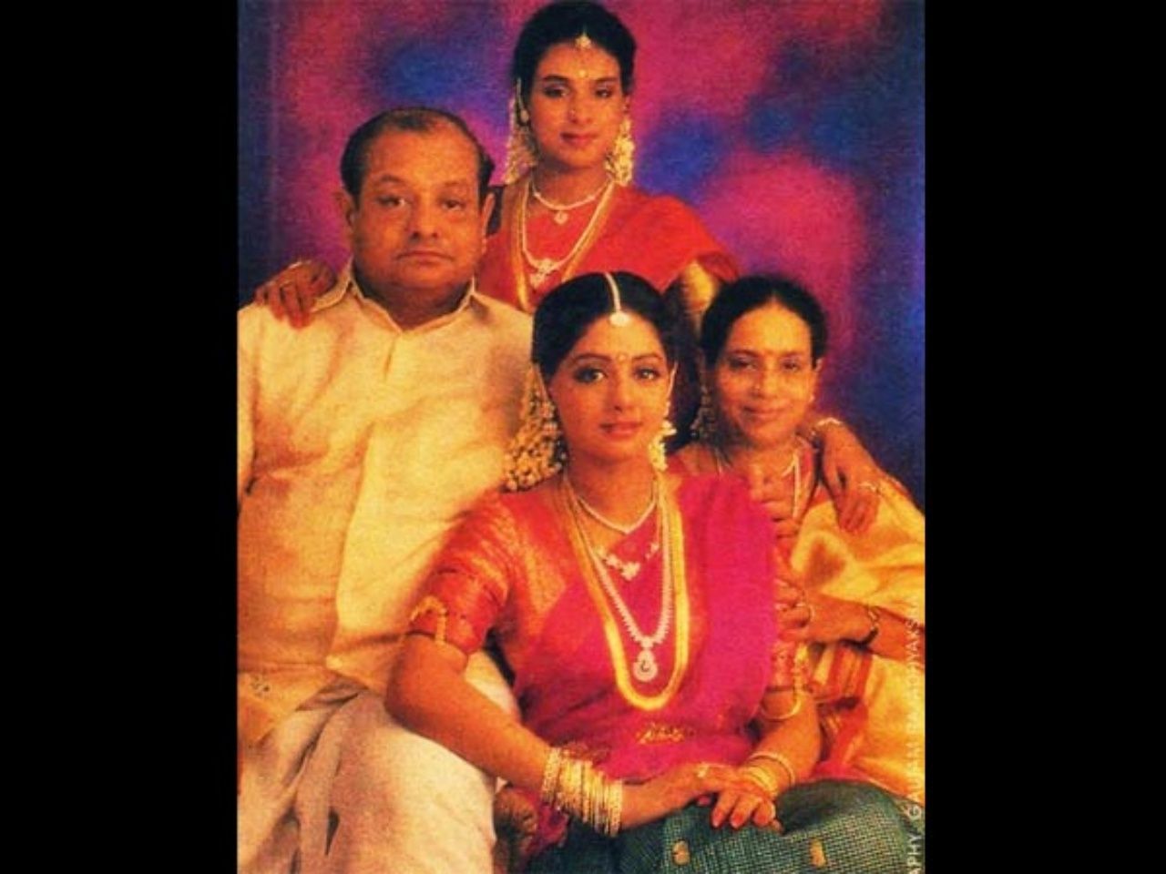 ศรีเทวีถ่ายรูปกับพ่อแม่และพี่สาว