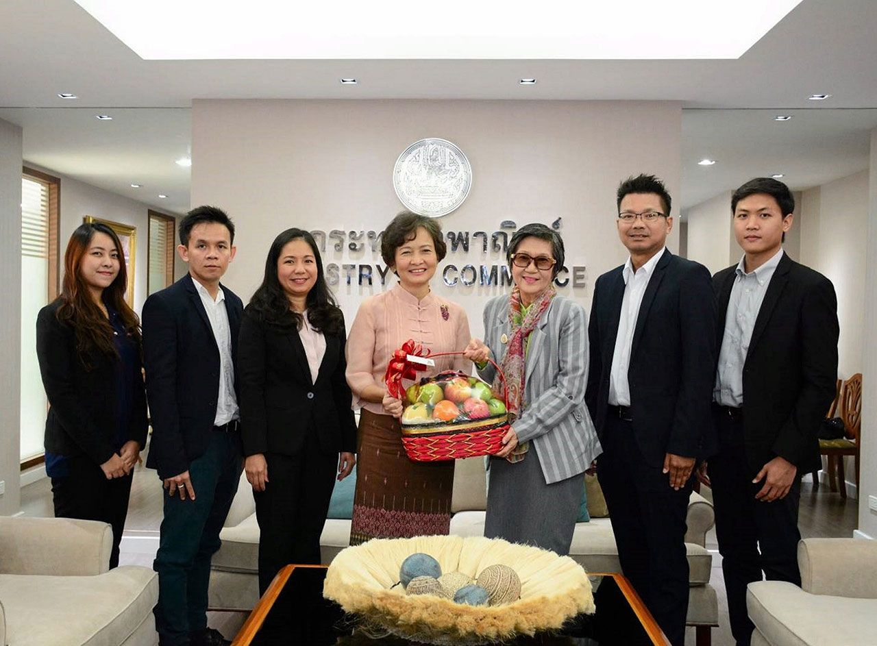 แนะนำตัว อัชณา ลิมป์ไพฑูรย์ และ อนุษฐา เชาว์วิศิษฐ ตัวแทนสมาคมผู้ผลิตชิ้นส่วนยานยนต์ไทย เข้าพบ นันทวัลย์ ศกุนตนาค ปลัดกระทรวงพาณิชย์ เพื่อแนะนำคณะผู้บริหารสมาคม ประจำปี 2561 โดยมี ธันธัช ฤทธิ์น้ำ และ ปริญญา เขตคาม มาร่วมงานด้วย ที่กระทรวงพาณิชย์ วันก่อน.