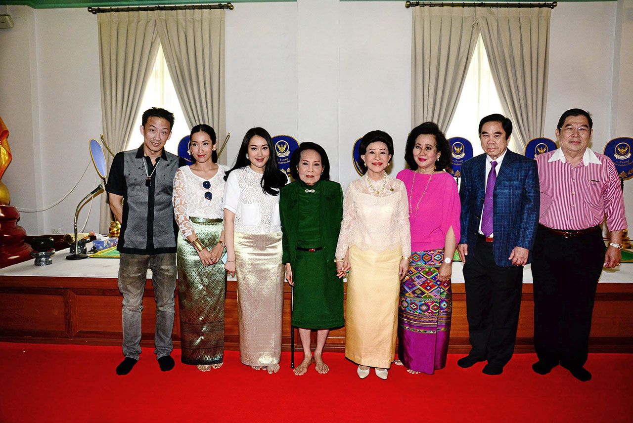 84 สดใส คุณหญิงประณีตศิลป์ วัชรพล, คุณหญิงพจมาน ดามาพงศ์, พล.อ.ดร.กิตติศักดิ์ รัฐประเสริฐ, ธงชัย ล่ำซำ และ พานทองแท้–พินทองทา–แพทองธาร ชินวัตร มาร่วมในพิธีทำบุญในโอกาสวันเกิดครบรอบ 84 ปี ของ ท่านผู้หญิงวิระยา ชวกุล ที่วัดเทพศิรินทราวาส วันก่อน.