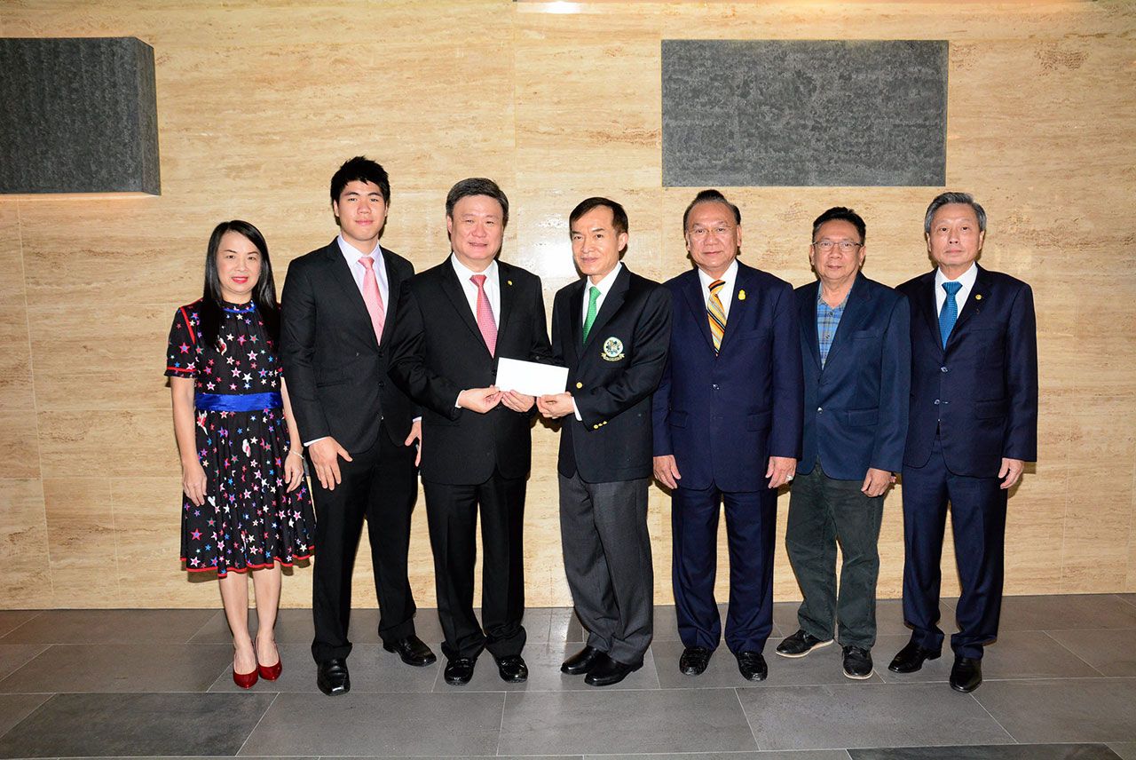 เพื่อการศึกษา สมชาย พิพัฒนนันท์ ประธาน กก.รุ่งทรัพย์การท่องเที่ยว พร้อมลูกชาย ปิยวัฒน์ พิพัฒนนันท์ มามอบเงิน 100,000 บาท ให้แก่ สราวุธ วัชรพล เพื่อสมทบทุนมูลนิธิไทยรัฐ โดยมี จิ้ง พิพัฒน์เวช และ ชาญกิจ วิทยาวรากรณ์ มาร่วมในพิธีด้วย ที่ สนง.นสพ.ไทยรัฐ วันก่อน.