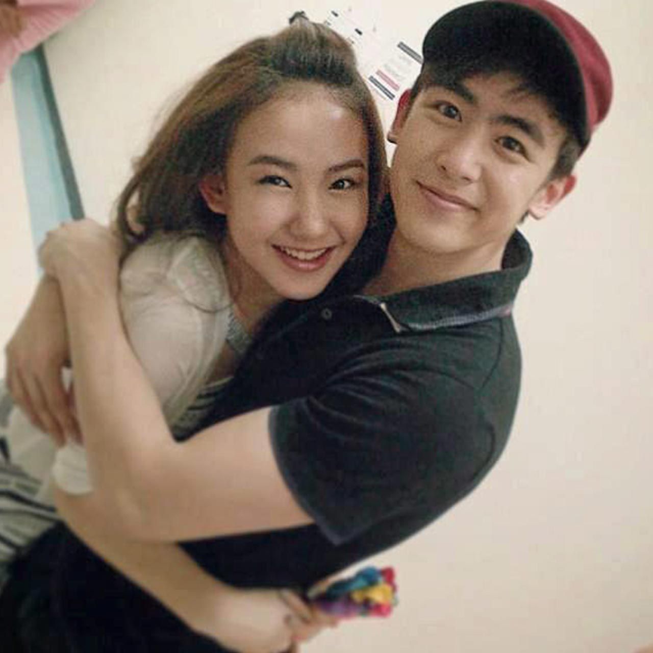 ตอนแรกนึกว่ากล้ามเนื้ออักเสบ เพราะไปเรียนศิลปะต่อสู้ แต่ล่าสุด เชอรีน-ณัฐจารี หนักกว่าที่คิด เส้นประสาทอักเสบ L1-5 แถมติดเชื้อ พี่ชาย นิชคุณ ห่วงจะแย่!!