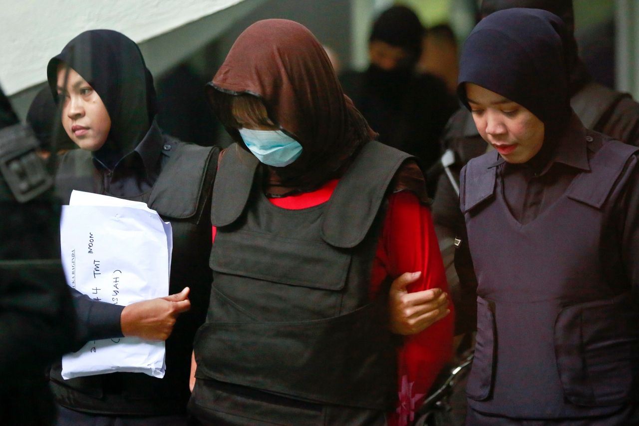  นางสาวดวน ถิ เฮือง สวมเสื้อกันกระสุนถูกนำตัวขึ้นศาลในมาเลเซีย เมื่อ 22ก.พ.61