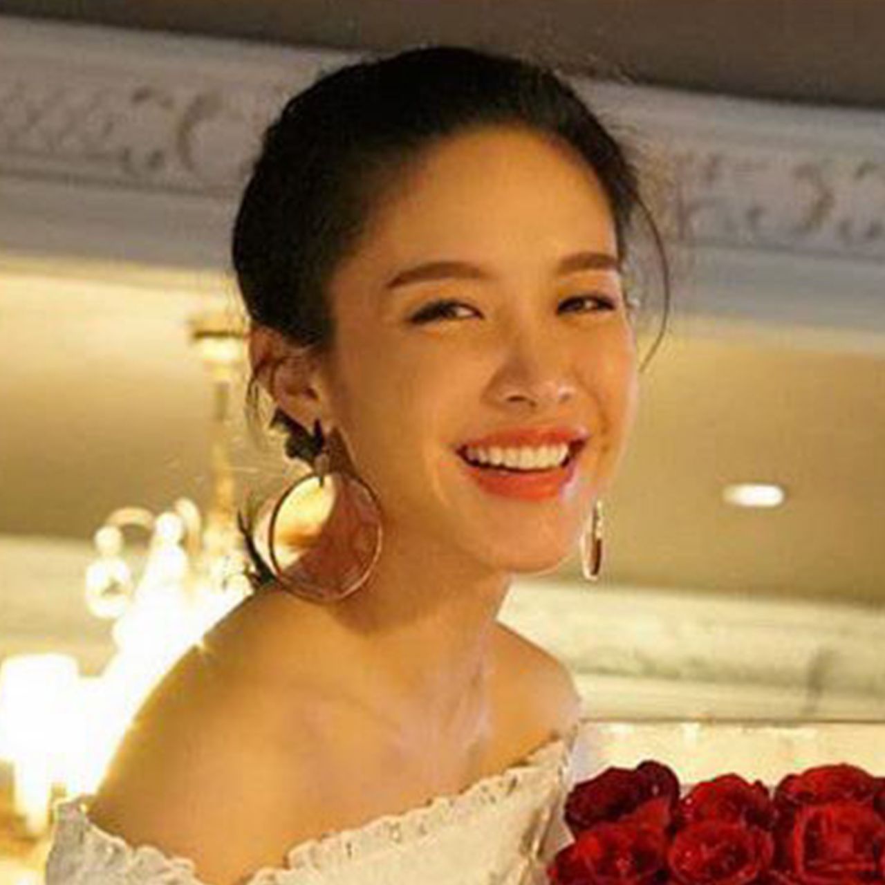 หวานไม่แพ้คู่ไหน วาเลนไทน์ที่ผ่านมา น้ำชา-ชีรณัฐ ได้รับดอกกุหลาบแดงกล่องใหญ่เท่าตู้ปลา ที่ วาว ดร.ดิลกะ แฟนมอบให้ หวานขนาดนี้ แพลนวิวาห์เริ่มคุยกันแล้ว.