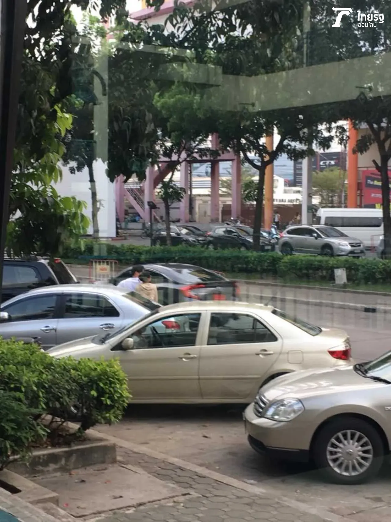 อย่าตกใจ คู่เพื่อน? (สนิทมาก) ซ้อนมอ'ไซค์ ไปด้วยกัน  