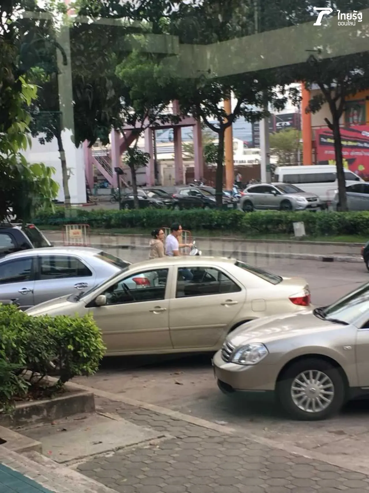 อย่าตกใจ คู่เพื่อน? (สนิทมาก) ซ้อนมอ'ไซค์ ไปด้วยกัน  