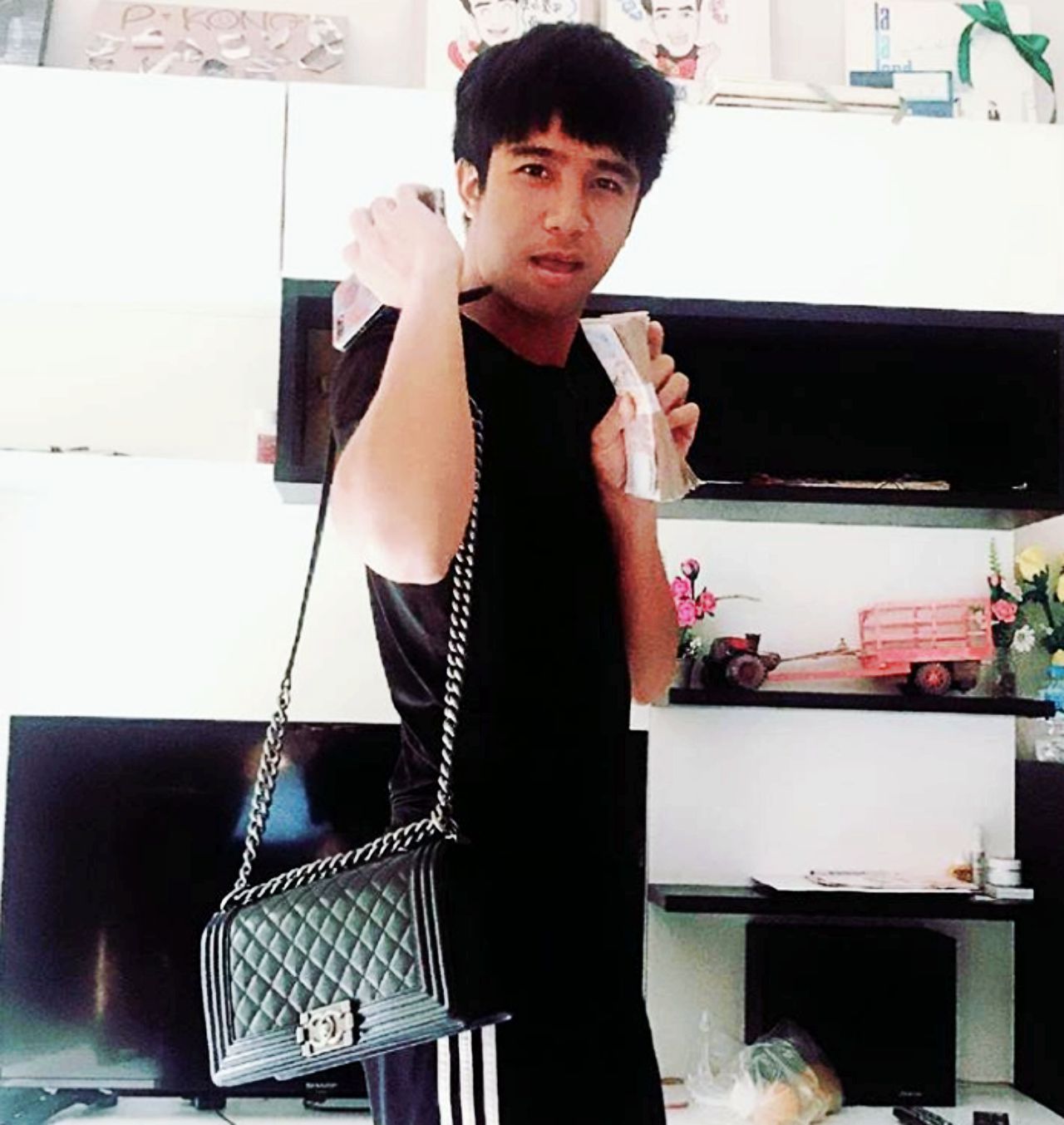 หนุ่มก้องแอบเอาชาแนลบอยไปสะพาย