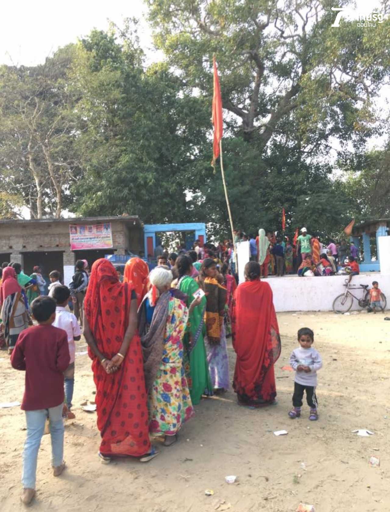 ช่วงแรกๆ เข้าคิวกันเรียบร้อยดี แต่ต่อมาไม่นานก็เละ! 