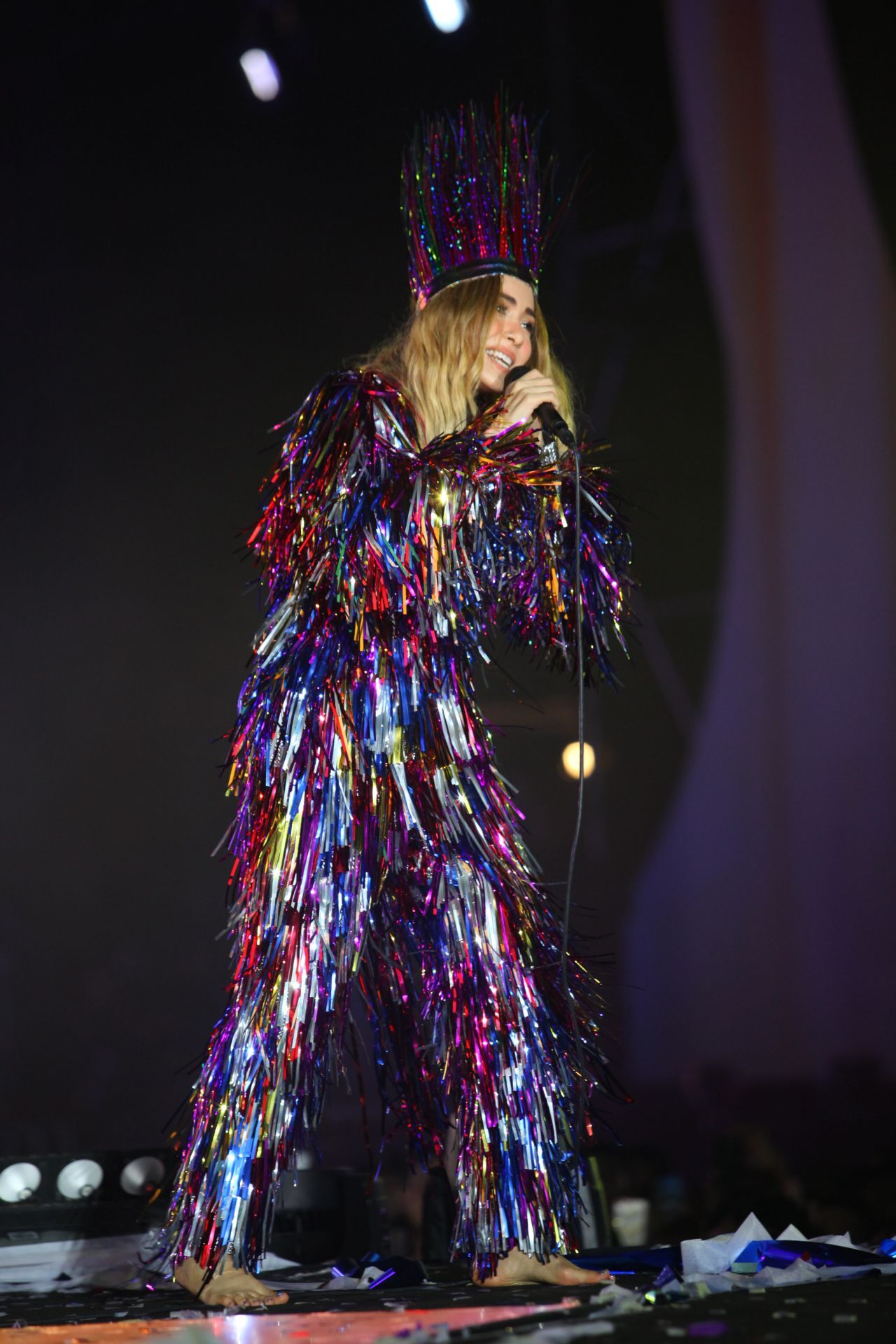 ชุดที่ออกแบบโดย 'ผักกาด ประภากาศ อังศุสิงห์'