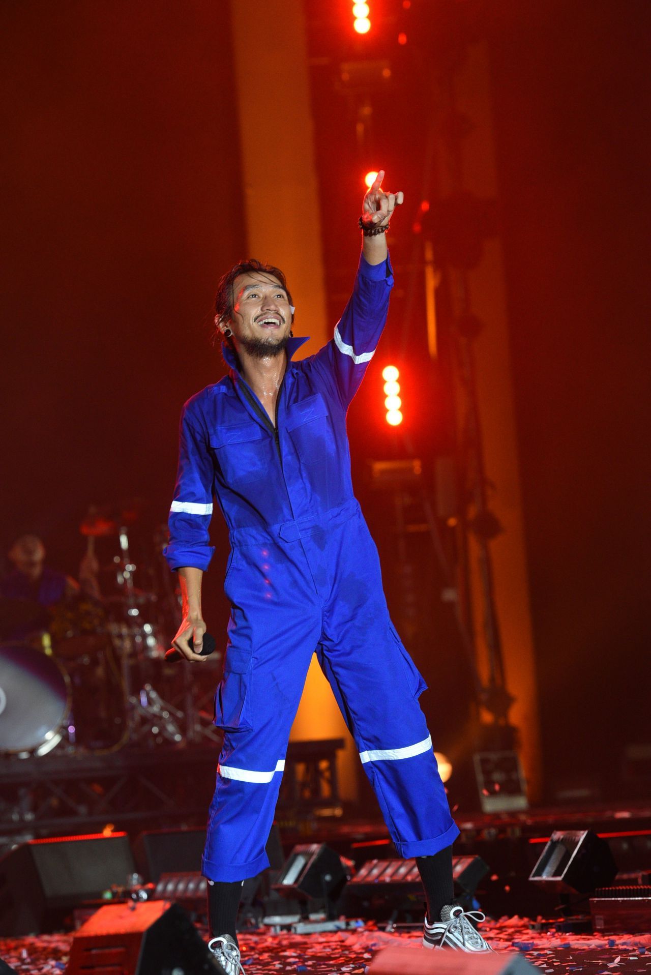 พี่ตูนกับชุดดับเพลิงสีน้ำเงินเท่มาก 