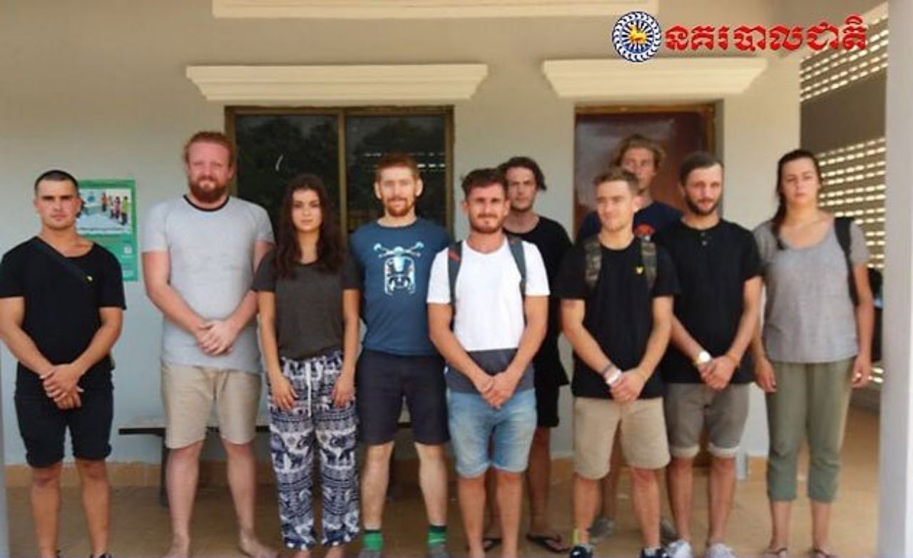 สำนักงานตำรวจแห่งชาติเผยแพร่ภาพชาวต่างชาติ 10 คนที่ถูกจับด้วยข้อหา เต้นสยิวในงานปาร์ตี้ ที่จ.เสียมราฐ