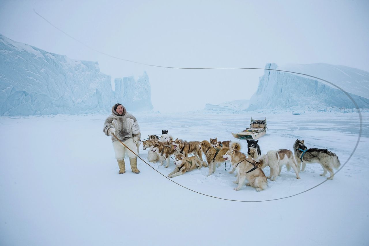 กางเกงหนังหมีขั้วโลกบ่งบอกให้รู้ว่า ไนมันงิตซ็อก คริสเตียนเซน ชายชาวอินูอิตจากเมืองคานาคทางตะวันตกเฉียงเหนือของกรีนแลนด์ เป็นพรานมือฉมัง น้ำแข็งที่บางลงเรื่อยๆ ทุกปี ทำให้การเดินทางโดยเลื่อนลากด้วยสุนัขของเขายิ่งเสี่ยงอันตรายมากขึ้น