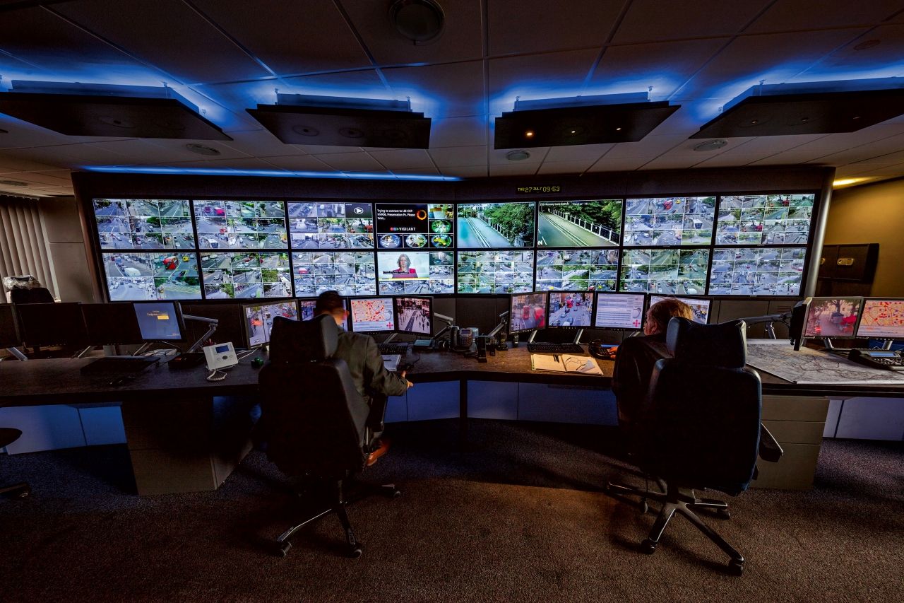 ผู้ควบคุมระบบกล้องโทรทัศน์วงจรปิดสองคนประจำการในห้องควบคุมและสั่งการของเขตอิสลิงตันที่ซึ่งพวกเขาเรียกดูภาพจากเครือข่ายกล้องวงจรปิดที่ครอบคลุมทั่วเขตได้ กล้องโทรทัศน์วงจรปิดทั่วลอนดอนช่วยไขคดีการลอบวางระเบิดของผู้ก่อการร้ายเมื่อปี 2005 ซึ่งมีผู้เสียชีวิต 52 คน