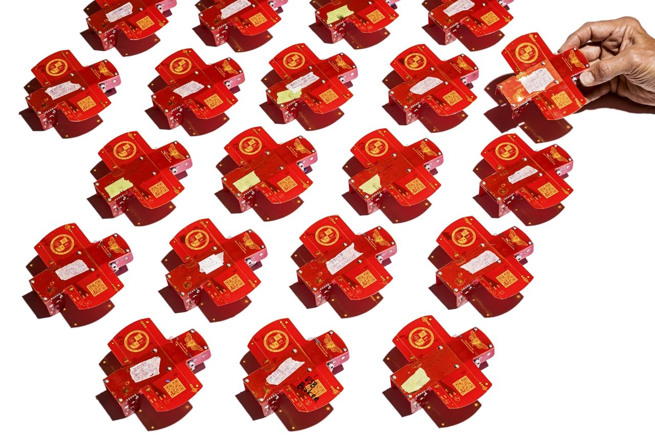 โดรนจิ๋วของกองทัพเรือสหรัฐฯ เหล่านี้ (ที่จริงเป็นแค่แผงวงจรอากาศพลศาสตร์เท่านั้น) ออกแบบสำหรับทิ้งลงมาจากท้องฟ้าเป็นกลุ่มใหญ่เพื่อใช้ประโยชน์ด้านต่างๆ เช่น เฝ้าระวังพายุเฮอริเคน ติดตั้งลวดสะดุดตามแนวชายแดน หรือนำทางชาวไร่ในการหว่านเมล็ดพืชในแปลง