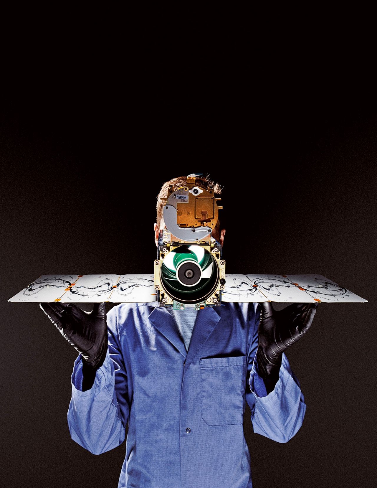 ดีโน เบอร์โตลิโน นักเทคนิคยานอวกาศของบริษัทแพลเน็ตในแซนแฟรนซิสโก ถือดาวเทียมติดกล้องที่บริษัทเรียกว่าโดฟ (Dove) แพลเน็ตมีดาวเทียมขนาดเท่ากล่องรองเท้าลักษณะนี้กว่า 150 ดวงที่ปฏิบัติงานอยู่ในวงโคจร ถ่ายภาพวินาทีละสองภาพ ด้วยกองทัพดาวเทียมนี้ บริษัทสามารถถ่ายภาพมวลแผ่นดินทั้งหมดของโลกได้ภายในหนึ่งวันถ้าสภาพอากาศเหมาะสม