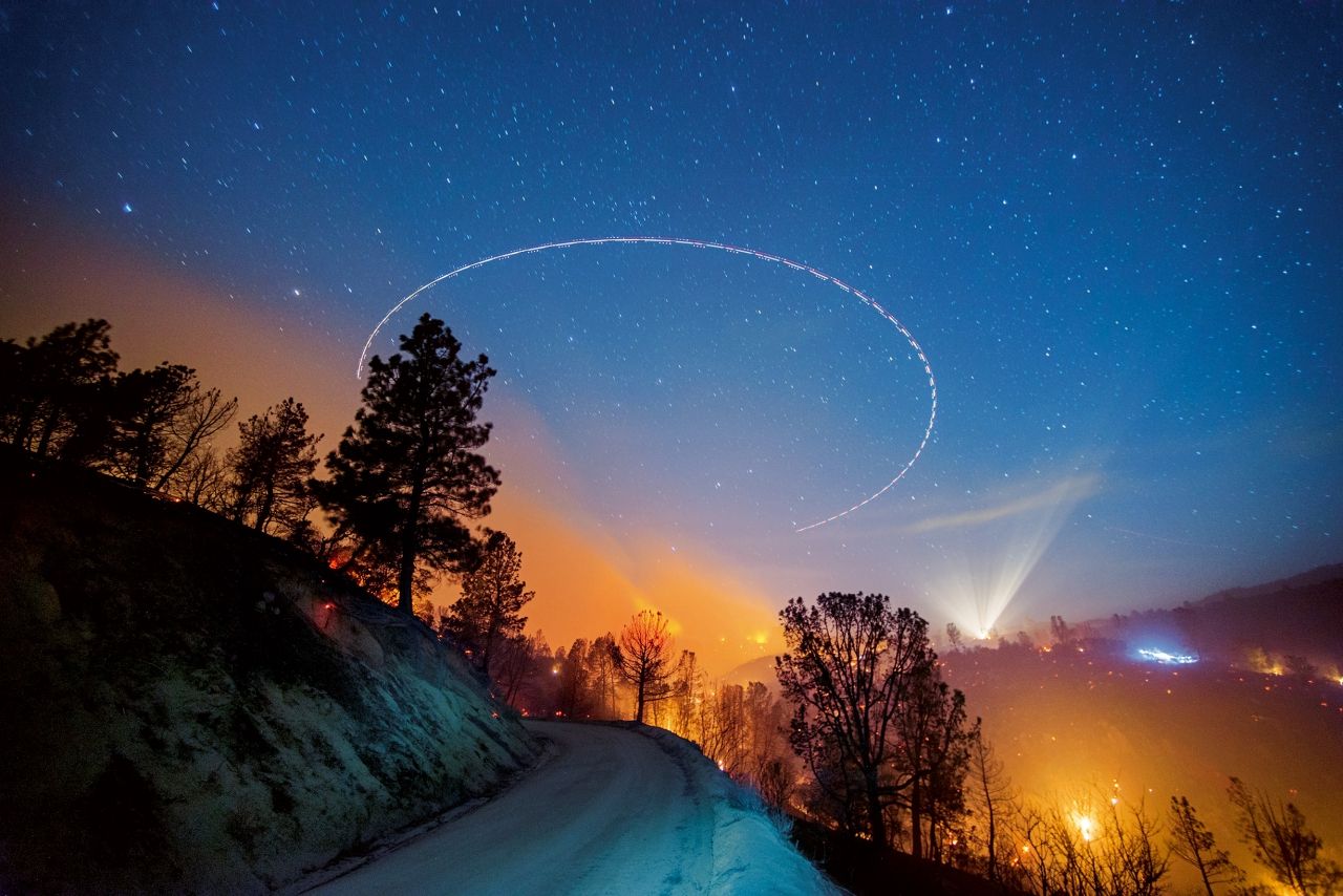 ในภาพที่ถ่ายโดยใช้การเปิดหน้ากล้องเป็นเวลานานภาพนี้   เครื่องบินของกรมป่าไม้สหรัฐฯ บินวนเหนือไฟป่าใกล้ทะเลสาบ อิซาเบลลา ในวนอุทยานแห่งชาติซีคัวยา รัฐแคลิฟอร์เนีย เพื่อถ่ายภาพด้วยเครื่องสแกนอินฟราเรดจับความร้อน ข้อมูลที่ได้จะนำไปวางซ้อนบนแผนที่เพื่อให้เห็นแนวไฟที่แม่นยำ นักดับเพลิงจะได้วางแผนดับเพลิง ทำนายพฤติกรรมของไฟ และแจ้งเตือนการคุกคามของไฟป่าได้