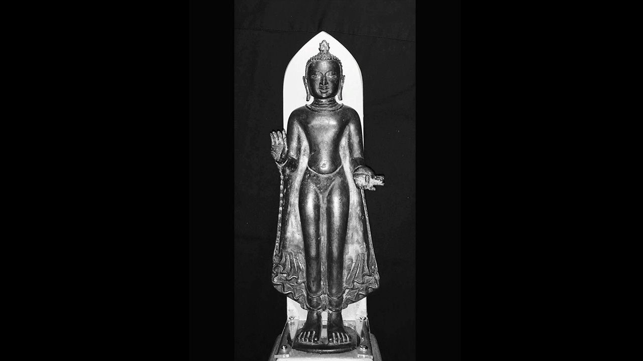 พระพุทธรูปบูชายืน ปางประทานพร พุทธศิลป์สมัยปาละ อินเดีย ของศิริ คูวิบูลย์ศิลป์.