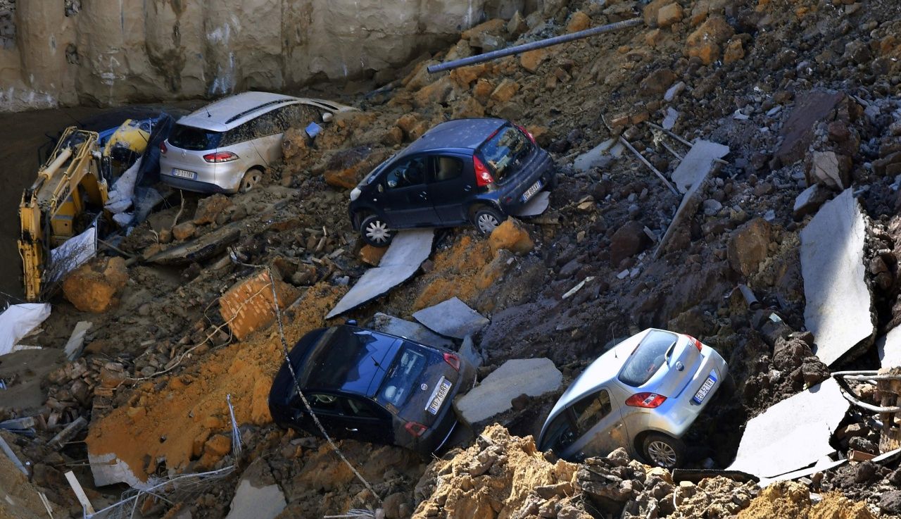 รถยนต์ที่จอดอยู่ตกลงไปหลายคัน