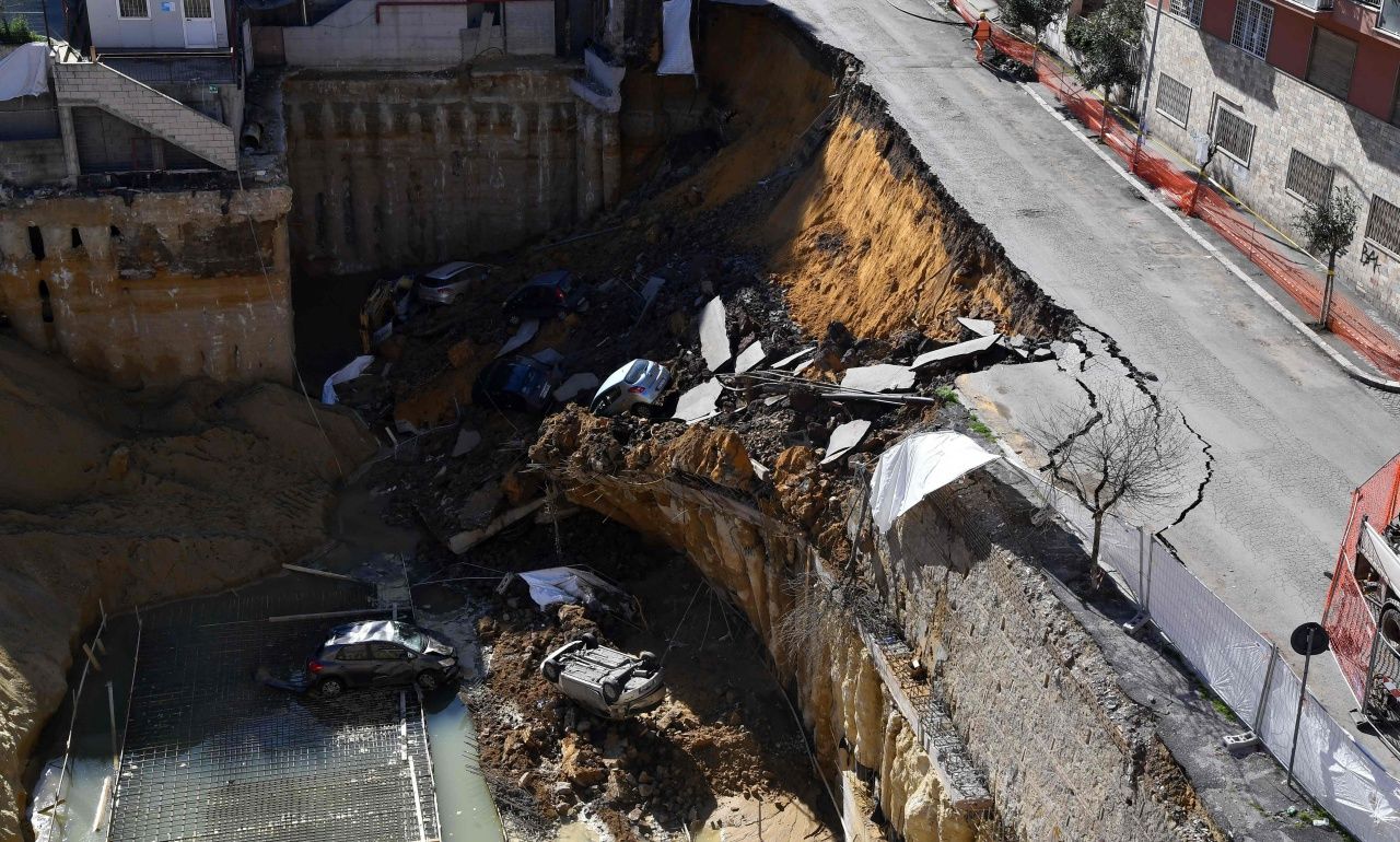 หลุมยุบประมาณ 10 เมตร