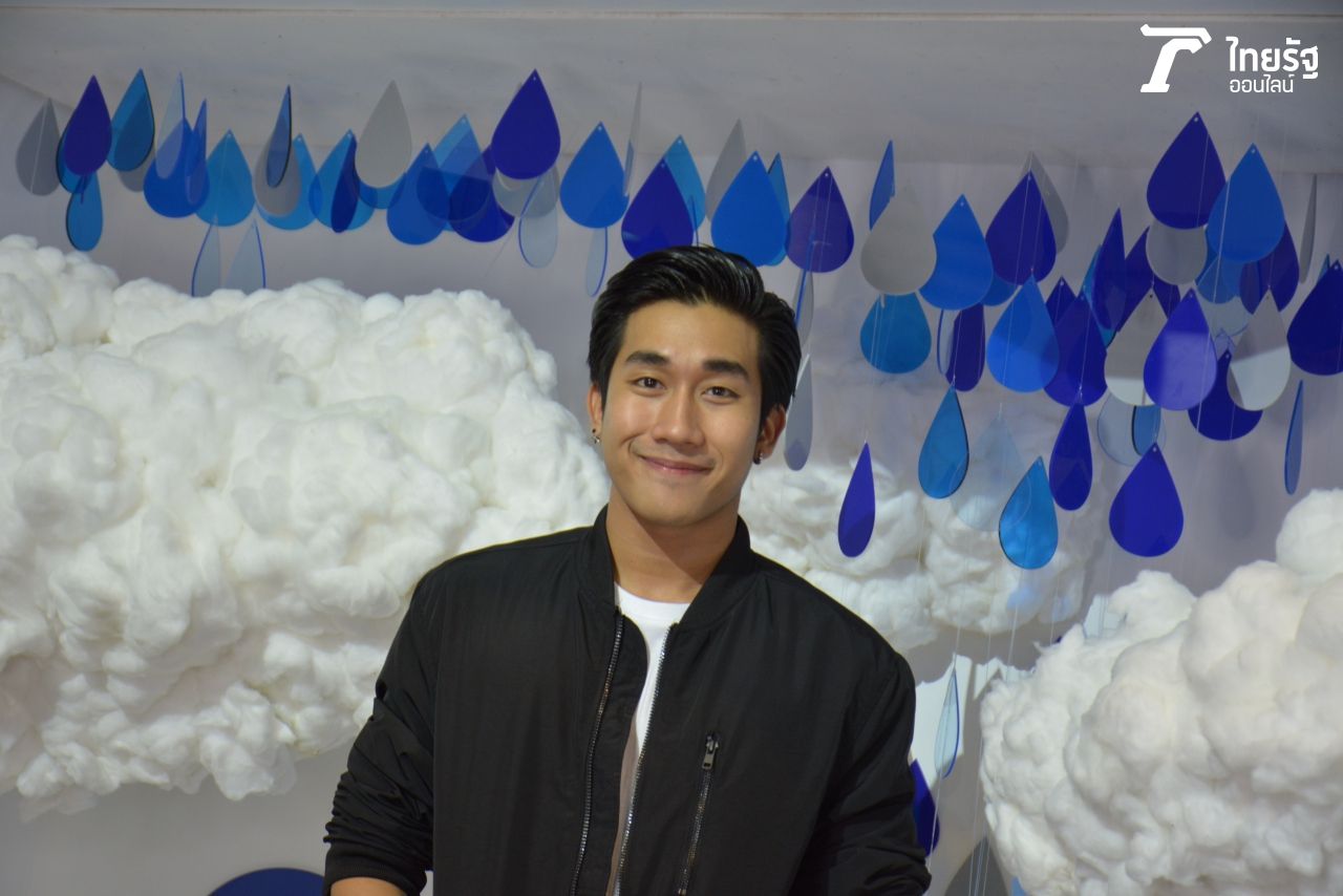 พ่อหนุ่มคนนี้เค้าอยู่บูธซัมซุง โซนจำลองเหตุการณ์เหมือนฝนตก แสดงให้เห็นว่ามือถือซัมซุงกันน้ำกันฝนนะจ๊ะ 