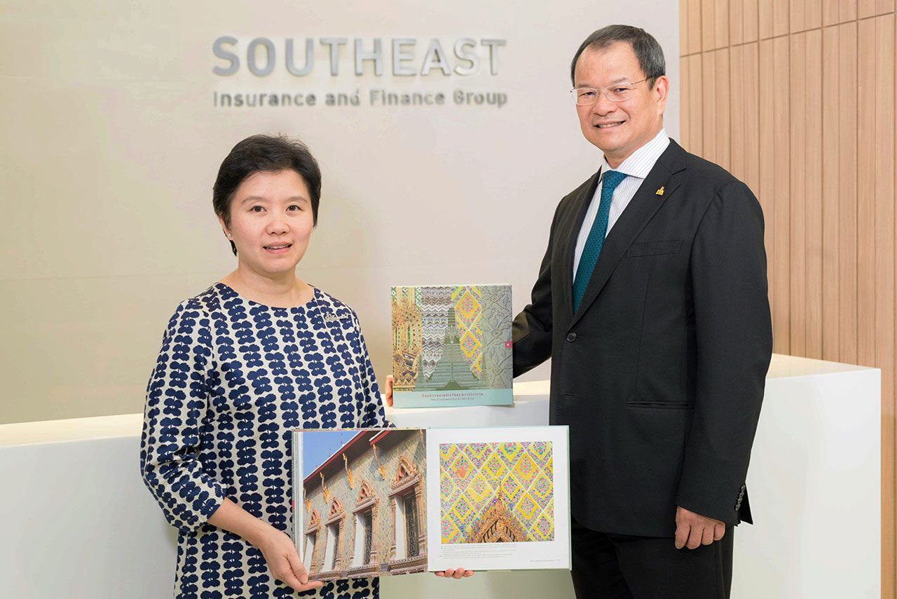 อาทินันท์ พีชานนท์ และโชติพัฒน์ พีชานนท์ ภูมิใจ นำเสนอหนังสือศิลปกรรมงานช่างวัดอรุณฯ เล่ม 3.