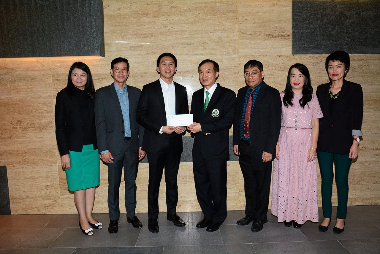 อินทัชจัดให้ เอนก พนาอภิชน รักษาการซีอีโออินทัช โฮลดิ้งส์ มอบเงิน 100,000 บาท ให้แก่ สราวุธ วัชรพล เพื่อสมทบทุนมูลนิธิไทยรัฐ โดยมี คิมห์ สิริทวีชัย, รัชฎาวรรณ สนิทวงศ์ ณ อยุธยา, ลัดดา โปษยะพิสิษฐ์ และ เจริญสุข ลิมป์บรรจงกิจ มาร่วมในพิธีด้วย ที่ สนง.นสพ.ไทยรัฐ วันก่อน.