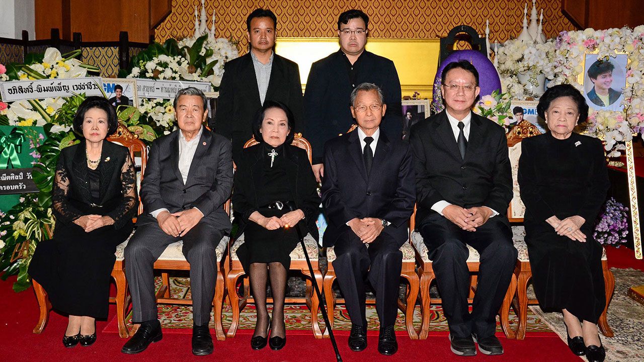 สู่สุคติ ศ.ดร.ธีรภัทร์ เสรีรังสรรค์ เป็นประธานในพิธีสวดพระอภิธรรมศพ ธีร์ภัทร สูตะบุตร ลูกชาย ศ.ดร.ธีระ-ดร.สุนงนาท สูตะบุตร โดยมี ชวน หลีกภัย, คุณหญิงประณีตศิลป์ วัชรพล และ คุณหญิงปราณีต ศิริธร มาร่วมในพิธีด้วย ที่วัดพระศรีมหาธาตุ บางเขน วันก่อน.