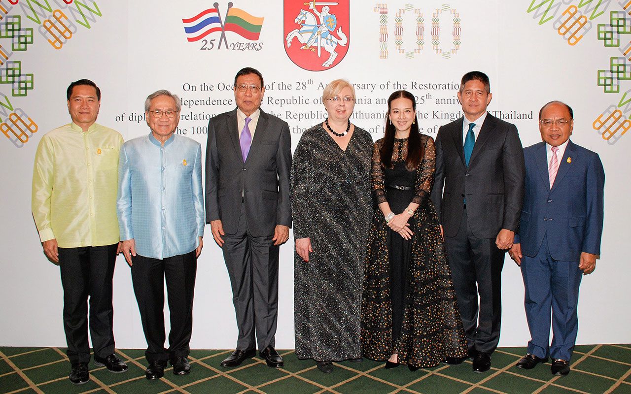 งานวันชาติ นวลพรรณ ล่ำซำ กงสุลกิตติมศักดิ์สาธารณรัฐลิทัวเนีย จัดงานเลี้ยงฉลอง วันชาติสาธารณรัฐลิทัวเนีย โดยมี ศ.พรเพชร วิชิตชลชัย, ดอน ปรมัตถ์วินัย, วีระศักดิ์ โควสุรัตน์ และ พ.ต.อ.ดร.ณรัชต์ เศวตนันทน์ มาร่วมงานด้วย ที่โรงแรมแกรนด์ ไฮแอท เอราวัณ วันก่อน.