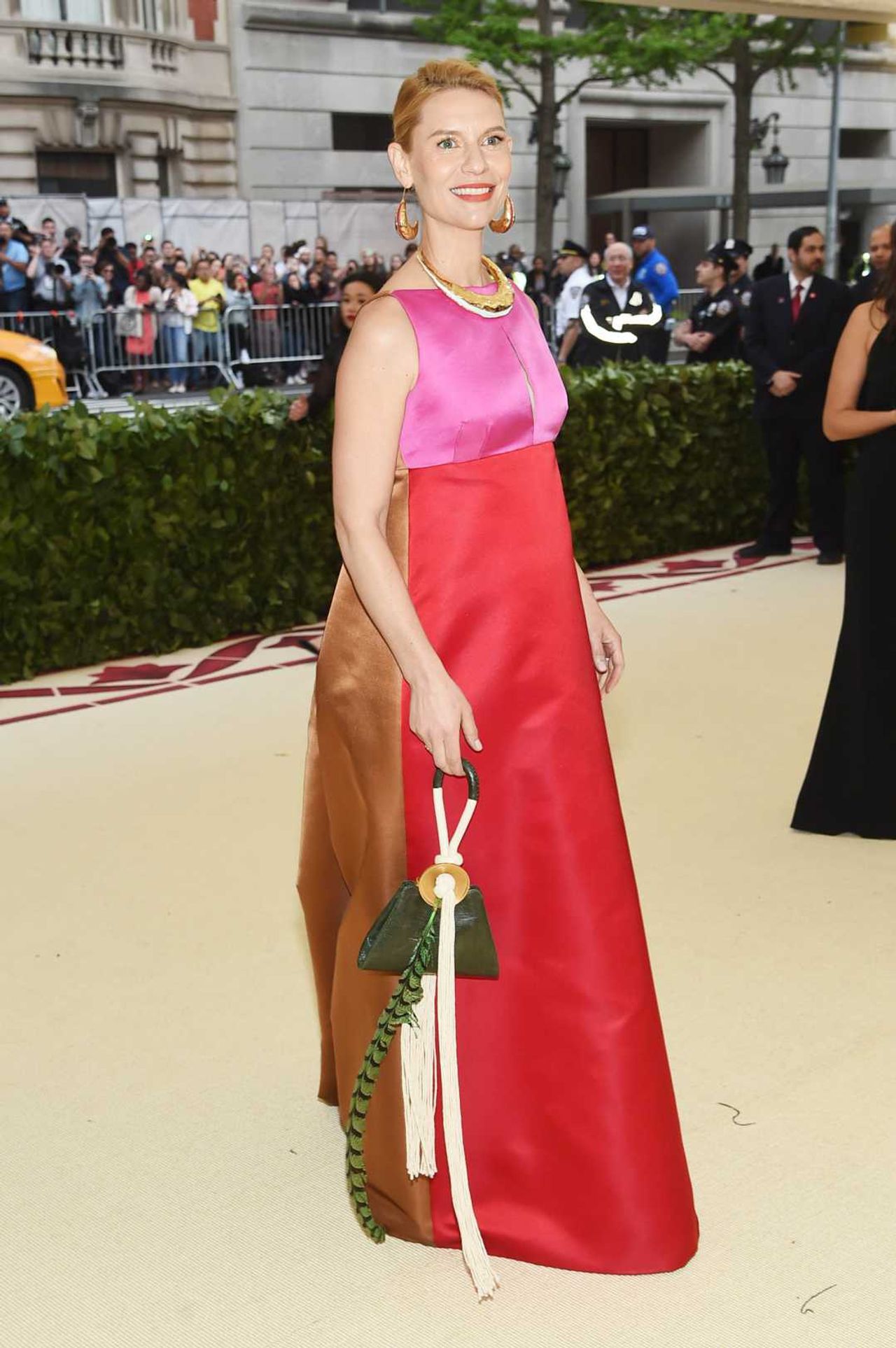 สีสดๆ ตัดกันทิ่มแทงตาจาก แคลร์ เดนส์ 