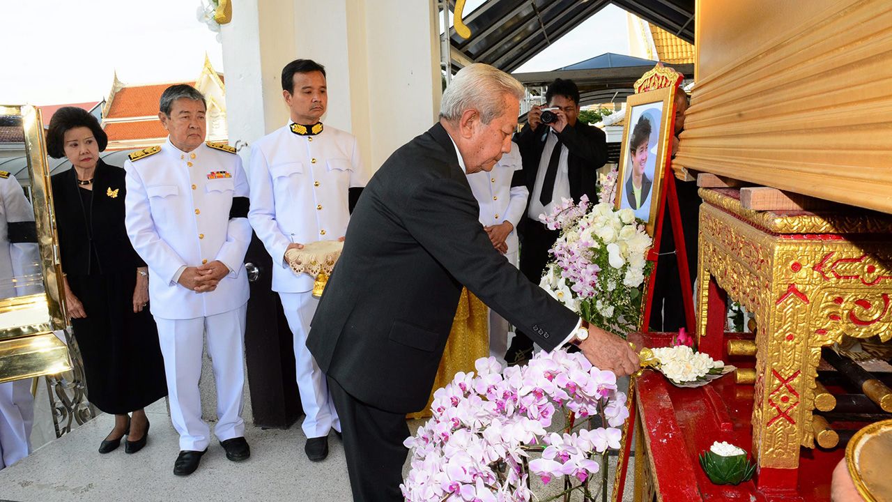 ปลายทางชีวิต พล.อ.สุรยุทธ์ จุลานนท์ องคมนตรี เป็นประธานในพิธีพระราชทานเพลิงศพ ธีร์ภัทร สูตะบุตร ลูกชายของ ศาสตราจารย์ ดร.ธีระ-ดร.สุนงนาท สูตะบุตร ท่ามกลางญาติมิตรและผู้รู้จักคุ้นเคยมาร่วมในพิธีกันอย่างคับคั่ง ที่วัดพระศรีมหาธาตุวรมหาวิหาร เย็นวันก่อน.