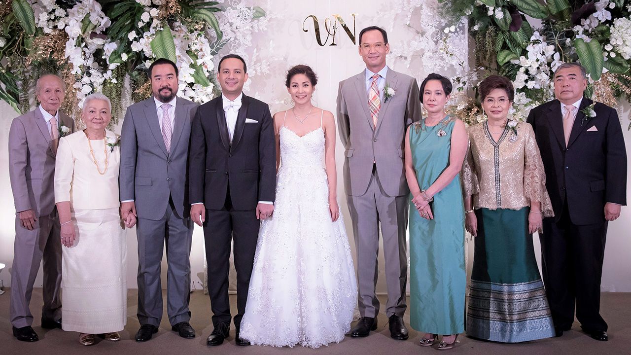 วิวาห์ชื่นมื่น ม.ล.ดิศปนัดดา ดิศกุล และ กรณ์ จาติกวณิช เป็นประธานในงานวิวาห์ระหว่าง วราพร บุตรี วีรเวช-นพพร ศุภวัฒน์ กับ นนท์ บุตร สุชาติ-ภัทธา วงษ์สวัสดิ์ โดยมี วรกร จาติกวณิช มาร่วมอวยพรด้วยความชื่นมื่น ที่ห้องรอยัลบอลรูม โรงแรมแมนดาริน โอเรียนเต็ล วันก่อน.