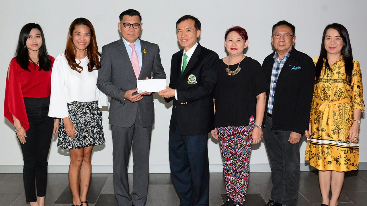 เพื่อการศึกษา ไพศาล พิสุทธิ์วัชระกุล ประธานที่ปรึกษาบริษัทดันลอป ไทร์ พร้อมลูกสาว พรพินันท์ พิสุทธิ์วัชระกุล มอบเงินจำนวน 100,000 บาท ให้แก่ สราวุธ วัชรพล เพื่อสมทบทุนมูลนิธิไทยรัฐ โดยมี วิเชน โพชนุกูล มาร่วมในพิธีด้วย ที่ สนง.นสพ.ไทยรัฐ วันก่อน.