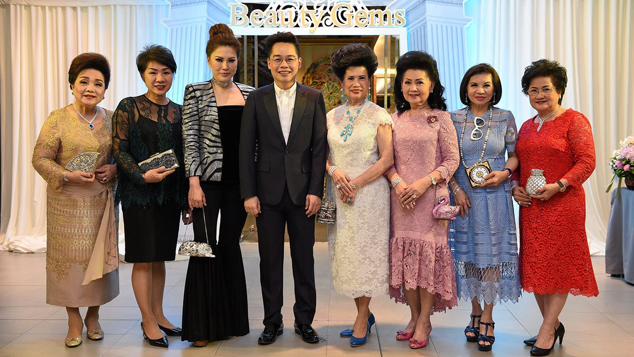 ไม่ธรรมดา สุริยน ศรีอรทัยกุล จัดงาน “ไดมอนด์ อิน เดอะ วันเดอร์แลนด์ ซีเครท การ์ เด้น” แสดงนวัตกรรมและจำหน่ายเครื่องประดับอัญมณีคุณภาพระดับสากล โดยมี จรินทร์ สุมานนท์, ละออ ตั้งคารวคุณ และ ปิยวรรณ ลีละสมภพ มาร่วมงานด้วย ที่เซ็นทรัล ชิดลม วันก่อน.