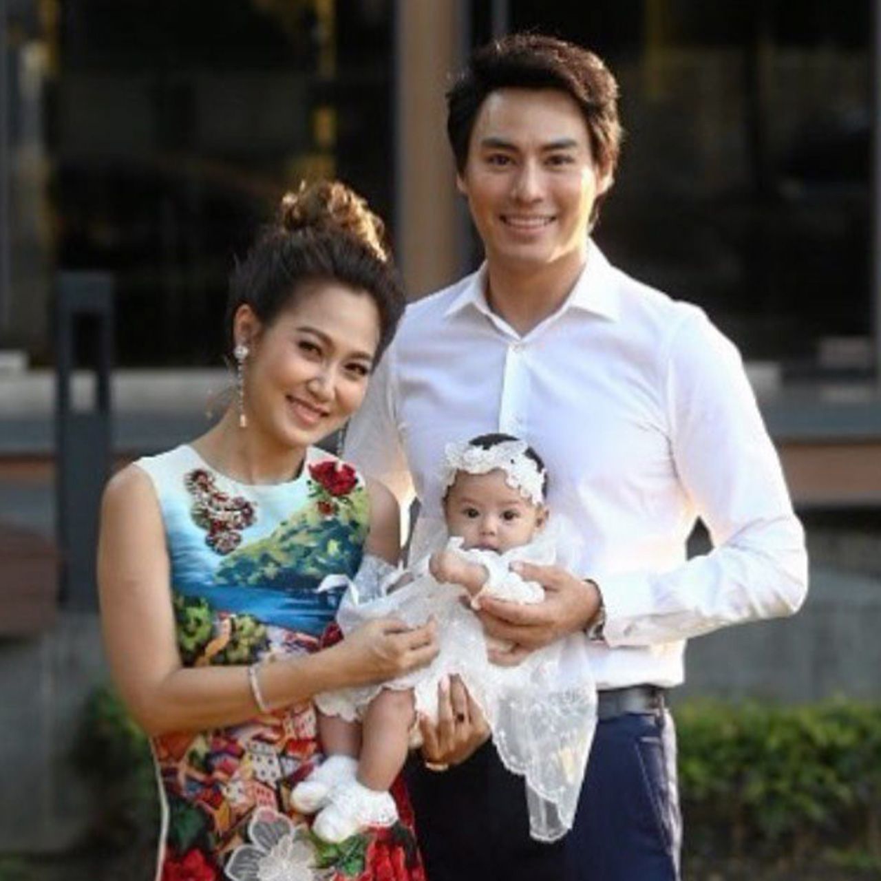 เดี๋ยวจะไม่เชื่อว่า “รักกันดี” นาวิน ต้าร์ ลงรูปครอบครัว ยืนยัน “ยังรักกันดี ทุกอย่างแฮปปี้ ขาเตียงมั่นคง ขอบคุณที่เป็นห่วงกัน” จบนะ...แยกย้าย!!
