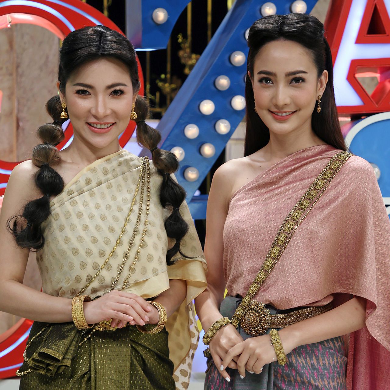 แต้ว ณัฐพร ควงซี้คนใหม่ ต้นหอม มาออก “3แซบ” ทั้งที ขอแต่งชุดไทยออกรายการจะได้พูดคุยละคร “หนึ่งด้าวฟ้าเดียว” ไปด้วย...ยิงปืนนัดเดียวได้นก 2 ตัว ทั้งธุรกิจ และโปรโมตละครเลอค่า!!