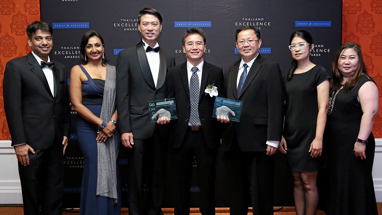 เจ๋ง วีรชัย พัชโรภาสวงศ์ ในนามเอไอเอส เข้ารับรางวัลแบรนด์ผู้นำด้านเทคโนโลยี IoT และ นวัตกรรม Cloud Services จาก โกะ อิง ลอก ในงาน “2018 Frost & Sullivan Thailand Excellence Awards” โดยมี อเจ ซุนเดอร์ และ เรณู บูเลอร์ มาร่วมงานด้วย ที่โรงแรมอนันตรา สยาม วันก่อน.