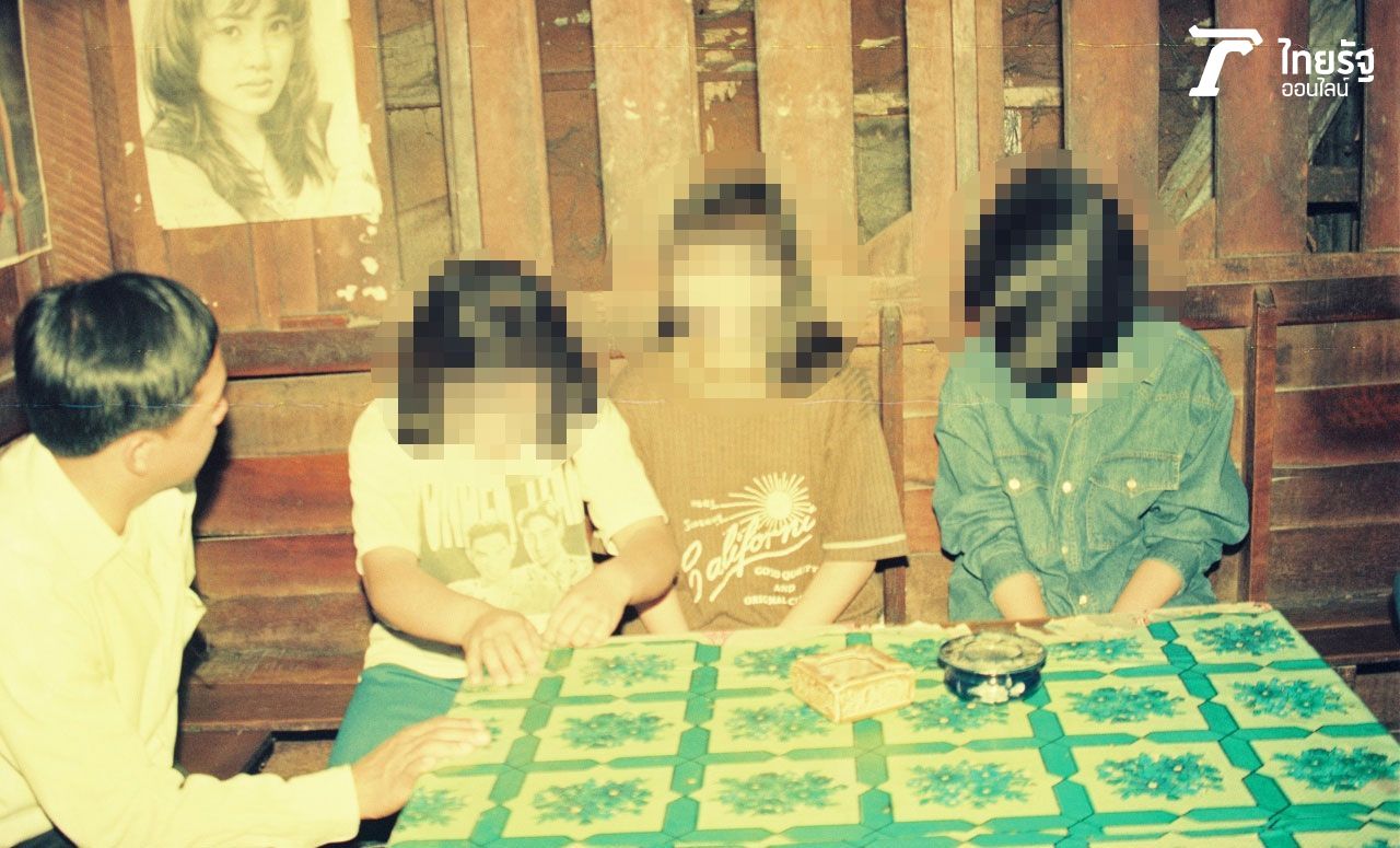 ตกเขียว หมายถึง พ่อแม่รับเงินจากนายทุนซึ่งจ่ายเป็น “ค่าตัวเด็กผู้หญิง” ไว้ล่วงหน้า แล้วนายทุนจะมารับตัวเด็กเพื่อไปค้าประเวณีเป็นการใช้หนี้แก่นายทุน