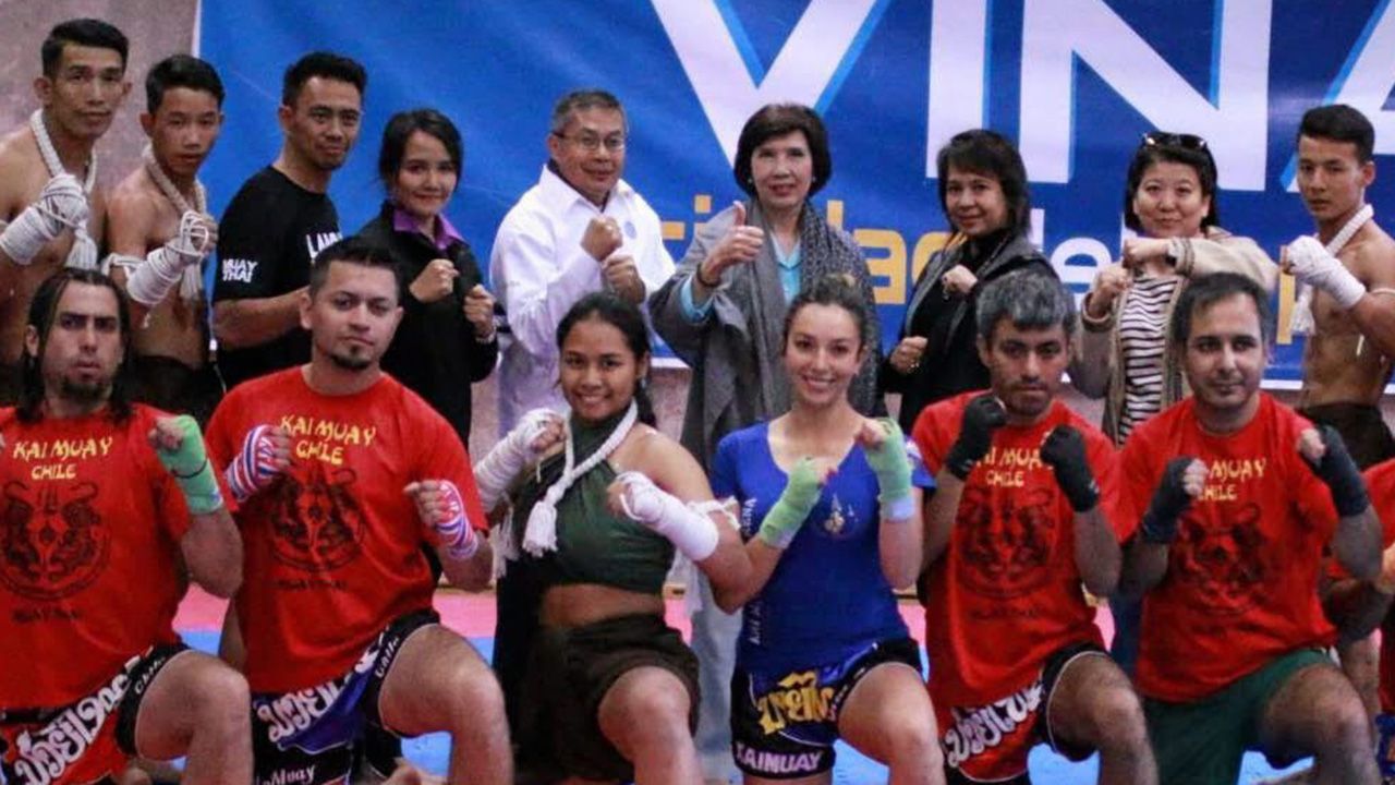 โปรโมตมวยไทย ศริกานต์ พลมณี ออท. ณ กรุงซานติอาโก ชิลี พร้อมด้วย มาฆวดี สุมิตรเหมาะ รองอธิบดีกรมสารนิเทศ กระทรวงการต่างประเทศ นำคณะครูมวยไทยและนักมวยค่ายลานนาไฟท์ติ้งไปโรดโชว์มวยไทย ที่ชิลี.