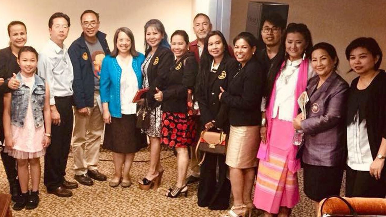 สภาไทยทาวน์ ธานี แสงรัตน์ กสญ. ณ นครลอสแอนเจลิส สหรัฐฯ ร่วมยินดีกับคณะกรรมการสภาไทยทาวน์ แอลเอ ชุดแรก มี ศรีวงษ์ อาญาสิทธิ์ เป็นประธานคณะ กก.อก. และ ตัน พัฒนะ เป็นนายกสภาฯคนแรก ที่ สกญ.