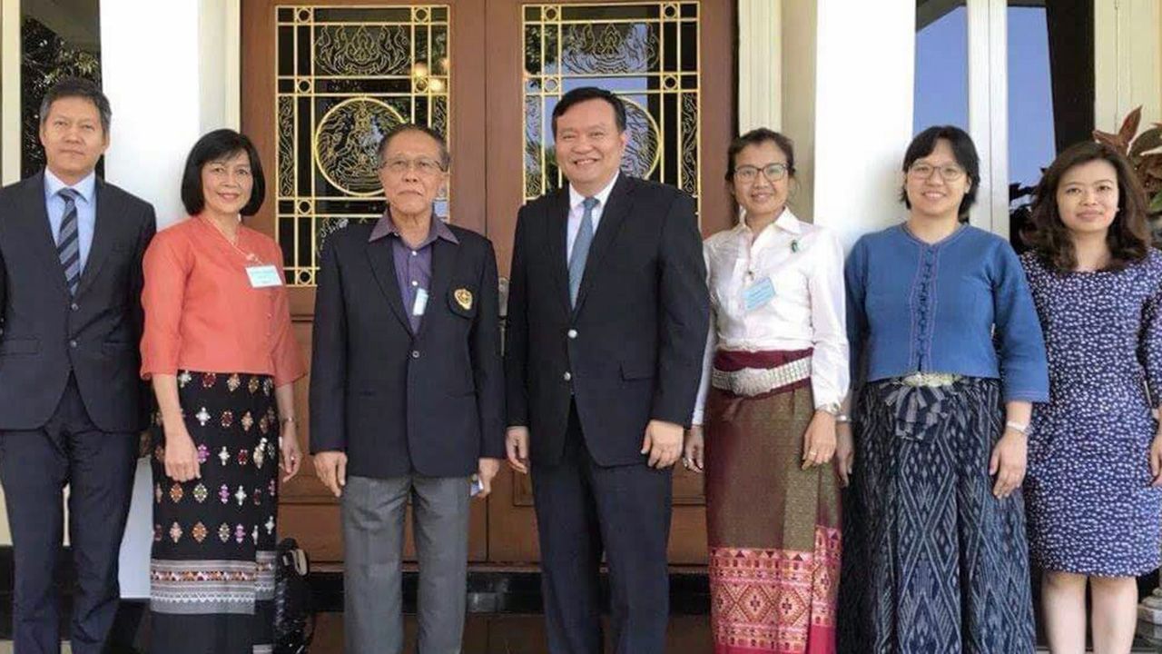 ดูงาน เกียรติคุณ ชาติประเสริฐ ออท. ณ กรุงเวียงจันทน์ สปป.ลาว เปิดทำเนียบต้อนรับ พงษ์ศักดิ์ พยัฆวิเชียร ประธาน กก.อก.พัฒนานโยบายและการรับรองคุณภาพสถานพยาบาลยาเสพติด นำคณะไปร่วมมือกับ สปป.ลาว.