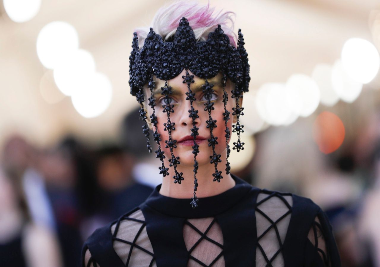 นางแบบสุดฮอตอย่างคาร่า เดอลาวีน ก็จัดเต็มไม่แพ้กัน