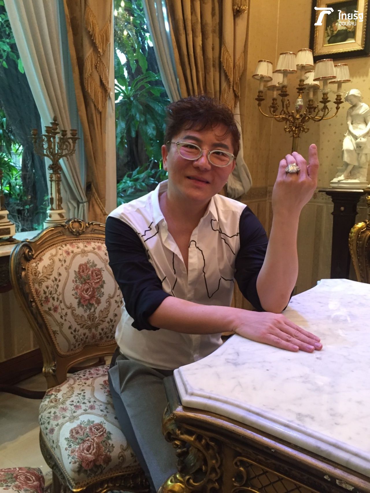 ไฮโซชูชัย โชว์เพชร 50 ล้านที่นิ้วซะเลย