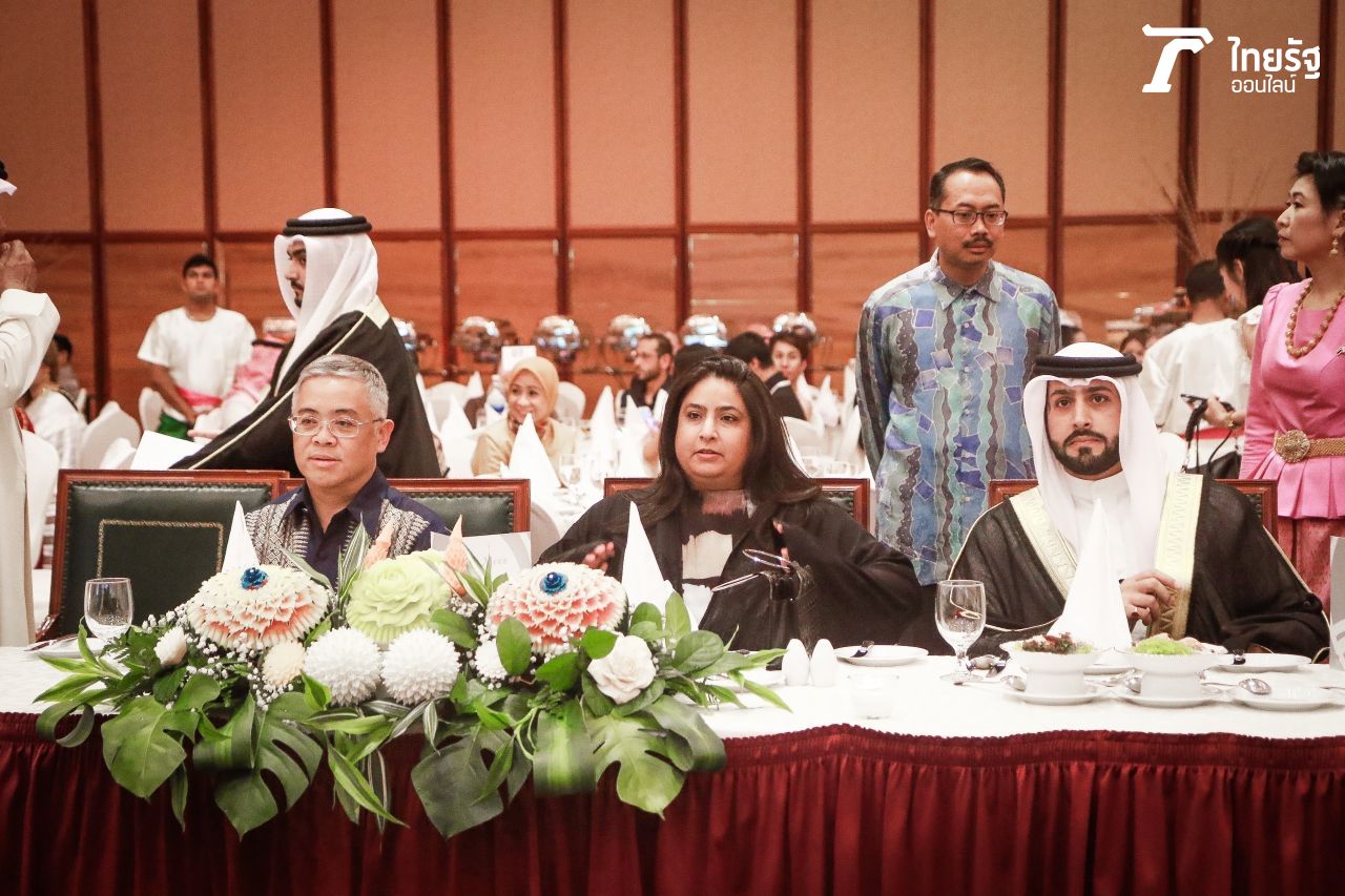 เช็กดาอิจ อัลคาลีฟะห์ ประธาน ASEAN - Bahrain Business Council ชายคนขวาสุด(นั่ง)