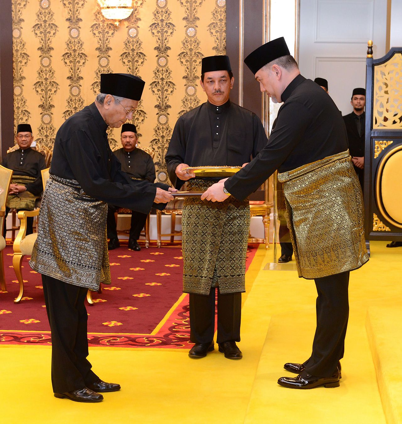 สาบานตน-สมเด็จพระราชาธิบดี สุลต่าน โมฮัมหมัด ที่ 5 ทรงมอบสารตราตั้งให้นายกฯ ดร.มหาธีร์ บิน โมฮัมหมัด ในพิธีสาบานตนรับตำแหน่ง เมื่อ 10 พ.ค. ทำให้มหาธีร์กลายเป็นผู้นำประเทศที่มีอายุมากที่สุดในโลก (เอเอฟพี)