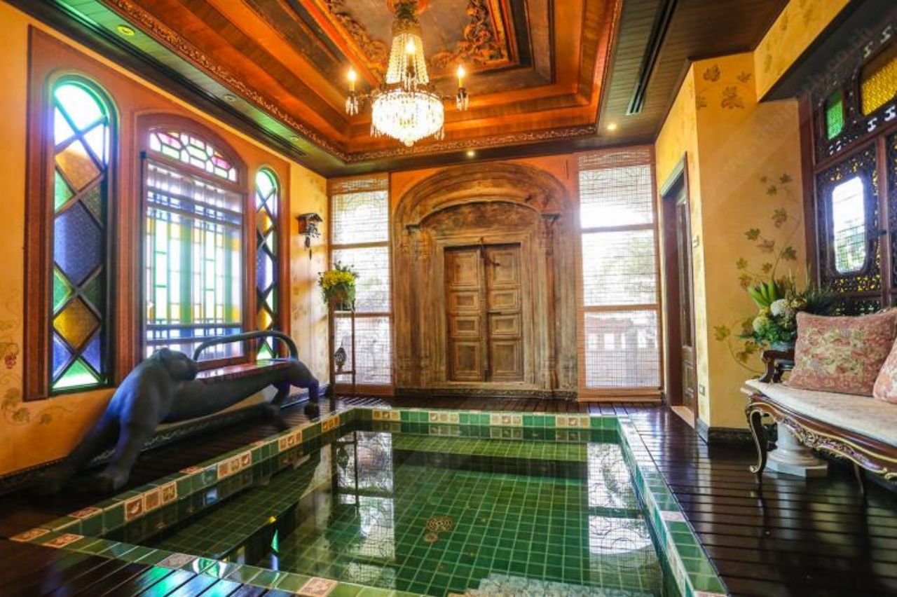 อ่างจากุซซี่ในห้องนอน แช่เล่นสบายตัวได้ทั้งวัน =)